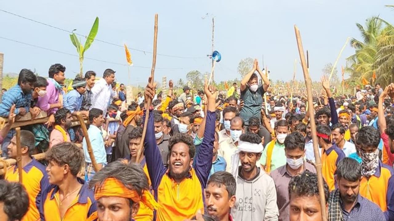 Covid ಹೋರಿ ಬೇದರಿಸುವ ಸ್ಪರ್ಧೆ ಆಯೋಜಕರ ವಿರುದ್ಧ FIR, ರೇಣುಕಾಚಾರ್ಯ ಹೆಸ್ರು ನಾಪತ್ತೆ Covid ಹೋರಿ ಬೇದರಿಸುವ ಸ್ಪರ್ಧೆ ಆಯೋಜಕರ ವಿರುದ್ಧ FIR, ರೇಣುಕಾಚಾರ್ಯ ಹೆಸ್ರು ನಾಪತ್ತೆ