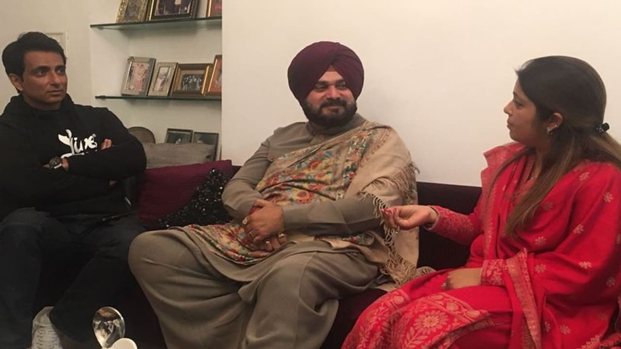 Punjab Election 2022 : एक्टर सोनू सूद की बहन मालविका कांग्रेस में शामिल, नवजोत सिंह सिद्धू ने दिलाई सदस्यता Punjab Election 2022 : एक्टर सोनू सूद की बहन मालविका कांग्रेस में शामिल, नवजोत सिंह सिद्धू ने दिलाई सदस्यता