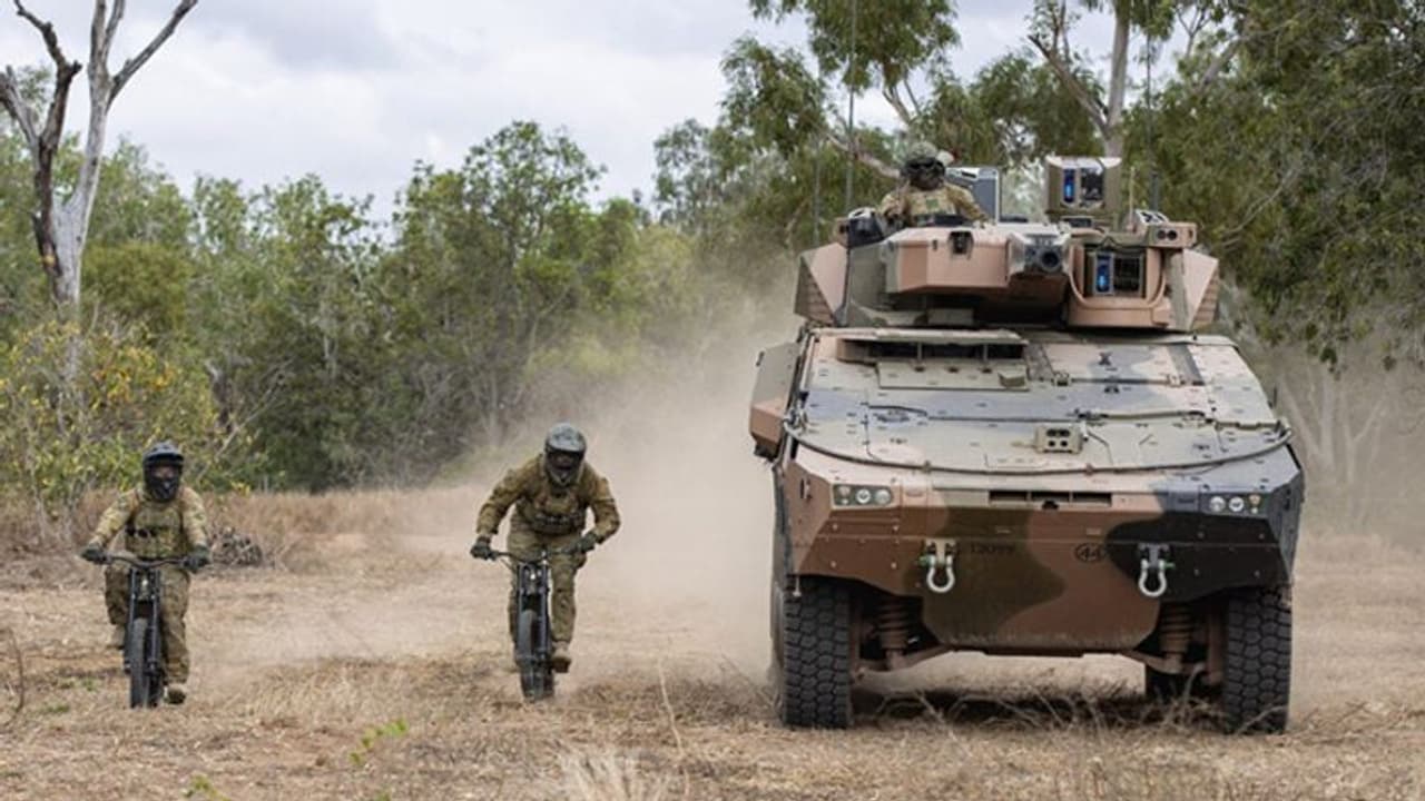 दुनिया की ये सेना करेगी Electric vehicles का इस्तेमाल, दबे पांव पहुंच जाएगी दुश्मन के खेमे में, देखें खूबियां दुनिया की ये सेना करेगी Electric vehicles का इस्तेमाल, दबे पांव पहुंच जाएगी दुश्मन के खेमे में, देखें खूबियां