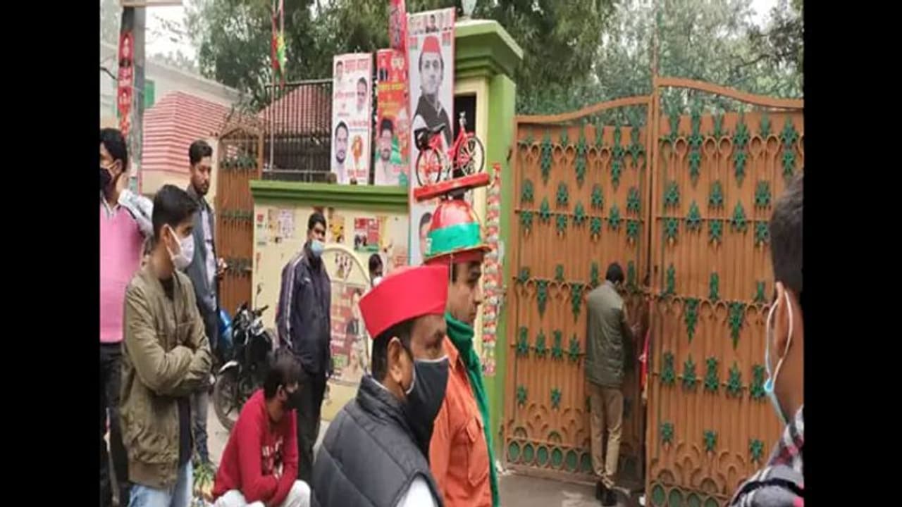 सपा कार्यालय पर लगी टिकट पाने के लिए दावेदारों की लाइन, अखिलेश ने सबसे की मुलाकात सपा कार्यालय पर लगी टिकट पाने के लिए दावेदारों की लाइन, अखिलेश ने सबसे की मुलाकात