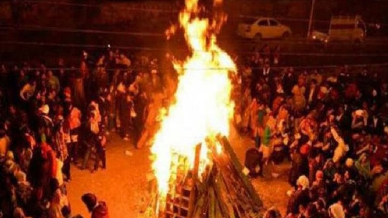 Lohri 2022 : यहां मनाई जाती है खूनी लोहड़ी, इस दिन एक खून होता है माफ, सदियों से चली आ रही परंपरा.. Lohri 2022 : यहां मनाई जाती है खूनी लोहड़ी, इस दिन एक खून होता है माफ, सदियों से चली आ रही परंपरा..