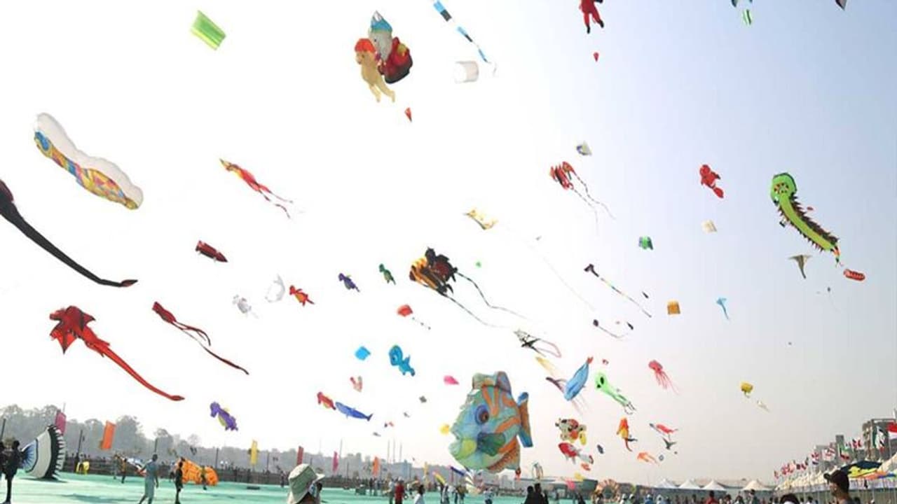 Gujarat में कड़े नियमों के बीच मनाया जाएगा उत्तरायण पर्व, पतंगबाजी और डीजे को लेकर जानिए क्या है नई गाइडलाइन Gujarat में कड़े नियमों के बीच मनाया जाएगा उत्तरायण पर्व, पतंगबाजी और डीजे को लेकर जानिए क्या है नई गाइडलाइन