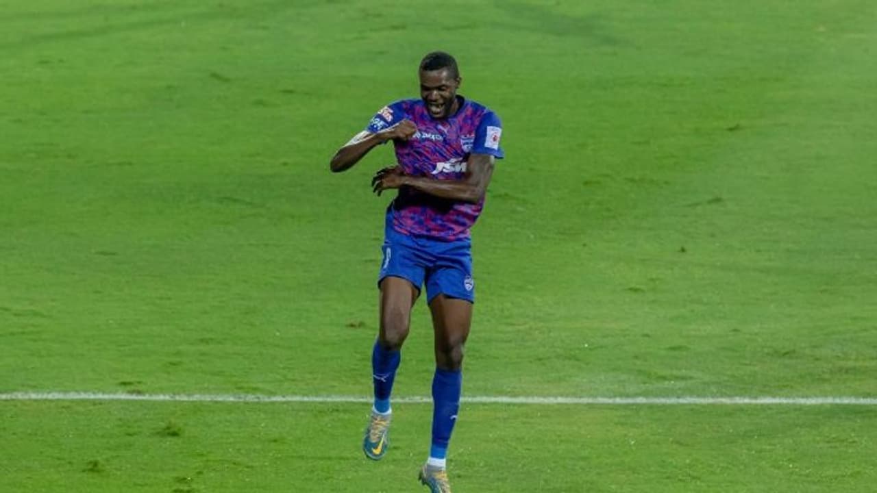 ISL 2021 2022: മൂന്നടിയില് മുംബൈയുടെ വമ്പൊടിച്ച് ബെംഗലൂരു, ബ്ലാസ്റ്റേഴ്സ് തന്നെ നമ്പര് വണ് ISL 2021 2022: മൂന്നടിയില് മുംബൈയുടെ വമ്പൊടിച്ച് ബെംഗലൂരു, ബ്ലാസ്റ്റേഴ്സ് തന്നെ നമ്പര് വണ്