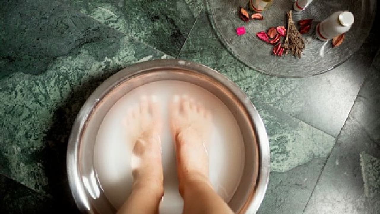 রাতে ঘুমোতে যাওয়ার আগে ধুয়ে নিন পা, শরীর পাবে এই পাঁচ উপকার রাতে ঘুমোতে যাওয়ার আগে ধুয়ে নিন পা, শরীর পাবে এই পাঁচ উপকার