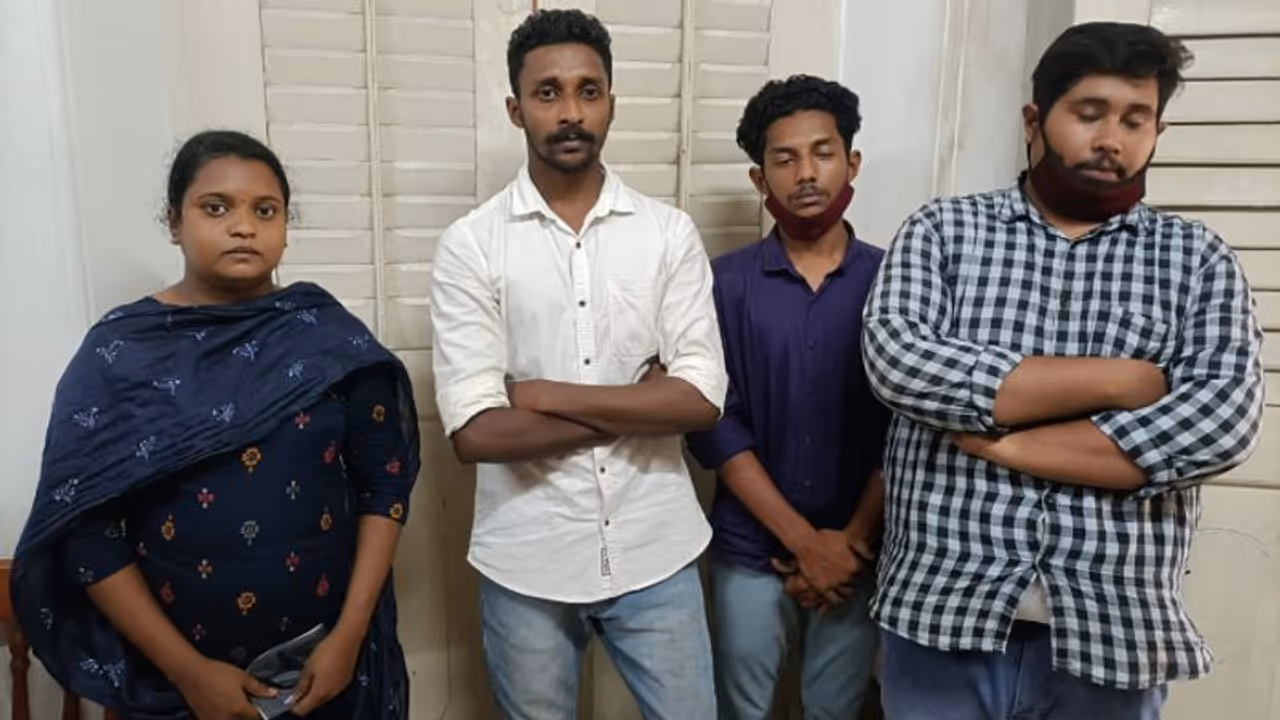 കൊച്ചിയില് 14കാരിക്ക് പീഡനം; സൺഡേ സ്കൂൾ അധ്യാപികയടക്കം 4 പേര്ക്ക് 12 വര്ഷം കഠിന തടവ് കൊച്ചിയില് 14കാരിക്ക് പീഡനം; സൺഡേ സ്കൂൾ അധ്യാപികയടക്കം 4 പേര്ക്ക് 12 വര്ഷം കഠിന തടവ്