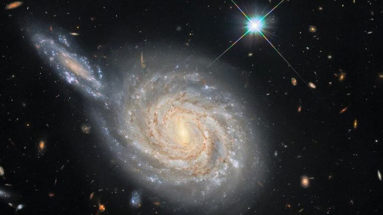 NASA Hubble : ഗാലക്സികൾ കൂട്ടിയിടിക്കുന്നോ? ഹബിൾ ടെലിസ്കോപ്പിലൂടെ നാസ പകർത്തിയ ചിത്രങ്ങളുടെ രഹസ്യം