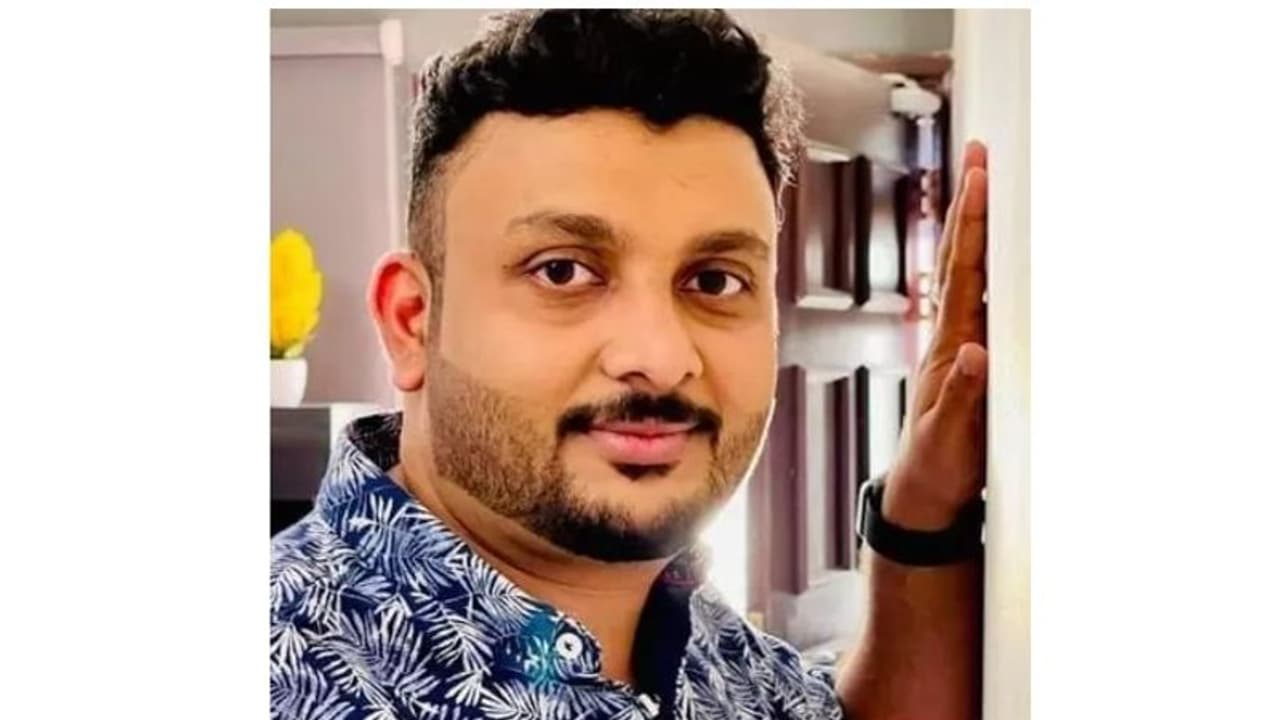 Expat Died : പ്രവാസി മലയാളി ജോലിയ്ക്കിടെ ഹൃദയാഘാതം മൂലം മരിച്ചു Expat Died : പ്രവാസി മലയാളി ജോലിയ്ക്കിടെ ഹൃദയാഘാതം മൂലം മരിച്ചു