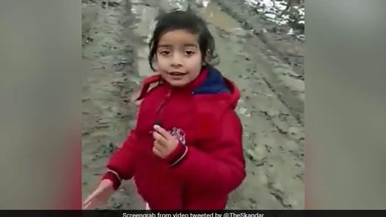 రిపోర్టర్ గా మారిన చిన్నారి.. రోడ్ల అద్వాన్న పరిస్థితిని వివరిస్తూ..! రిపోర్టర్ గా మారిన చిన్నారి.. రోడ్ల అద్వాన్న పరిస్థితిని వివరిస్తూ..!