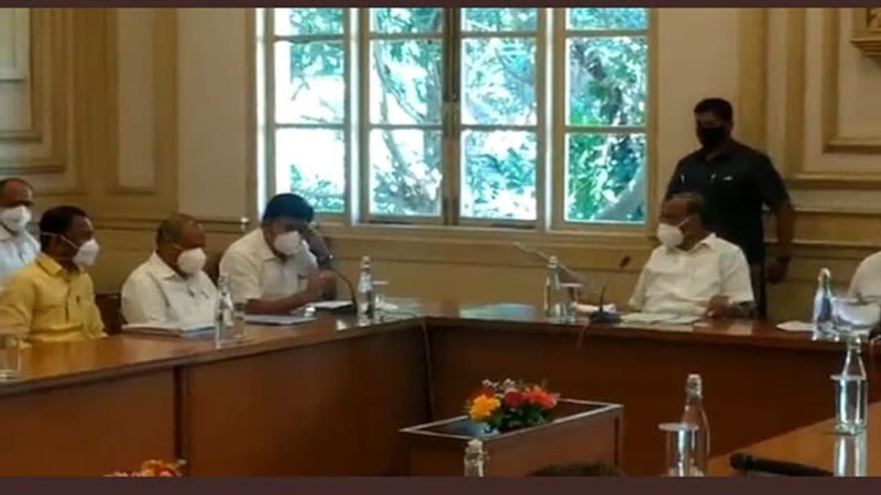 शरद पवार ने ली महाराष्ट्र के मंत्रियों की बैठक, भाजपा विधायक ने पूछा क्या अब संविधान खतरे में नहीं दिख रहा... शरद पवार ने ली महाराष्ट्र के मंत्रियों की बैठक, भाजपा विधायक ने पूछा क्या अब संविधान खतरे में नहीं दिख रहा...
