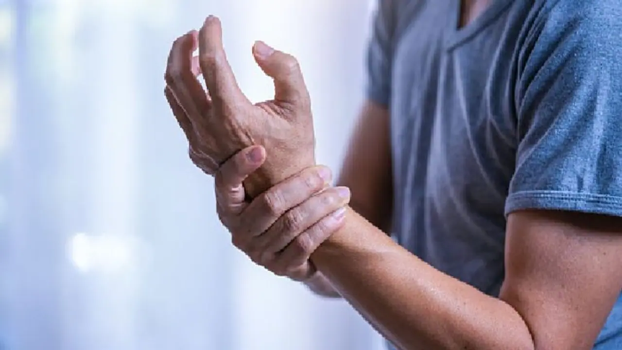 জয়েন্টের ব্যথায় নাজেহাল, স্নানের জলে এই উপাদান মিশিয়ে স্নান করুন নিয়ন্ত্রণে থাকবে এই সমস্যা