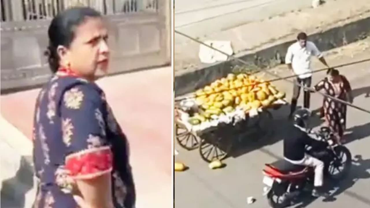 देखिए महिला प्रोफेसर की हरकत: जरा सी गलती पर ठेले वाले के सारे फल फेंक दिए..कुमार विश्वास ने किया शानदार तंज देखिए महिला प्रोफेसर की हरकत: जरा सी गलती पर ठेले वाले के सारे फल फेंक दिए..कुमार विश्वास ने किया शानदार तंज