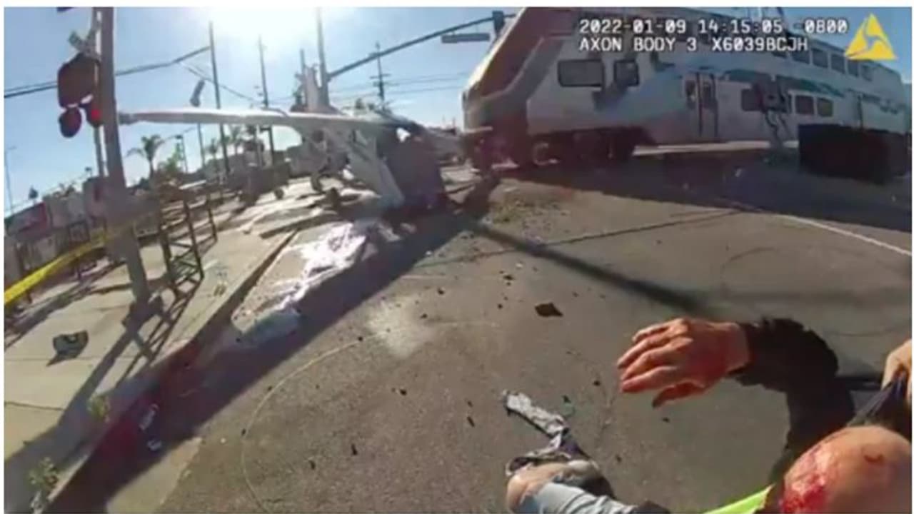 ട്രെയിന് വിമാനത്തിലിടിച്ചു, വിമാനാവശിഷ്ടങ്ങള് പറന്നു, പൈലറ്റ് അത്ഭുതകരമായി രക്ഷപ്പെട്ടു ട്രെയിന് വിമാനത്തിലിടിച്ചു, വിമാനാവശിഷ്ടങ്ങള് പറന്നു, പൈലറ്റ് അത്ഭുതകരമായി രക്ഷപ്പെട്ടു