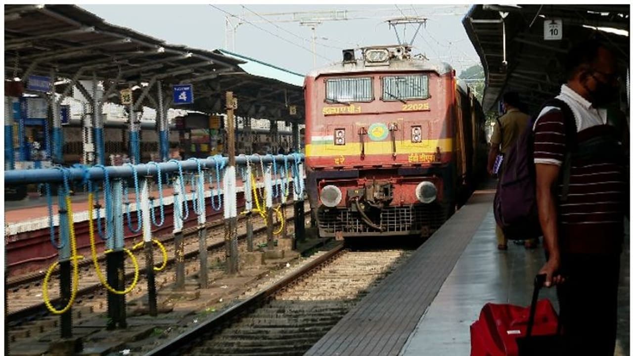 ട്രെയിന് തട്ടിയുള്ള മരണത്തില് വര്ധന; പാലക്കാട് ഡിവിഷനില് മാത്രം 162 മരണം, കൂടുതലും ആത്മഹത്യ ട്രെയിന് തട്ടിയുള്ള മരണത്തില് വര്ധന; പാലക്കാട് ഡിവിഷനില് മാത്രം 162 മരണം, കൂടുതലും ആത്മഹത്യ