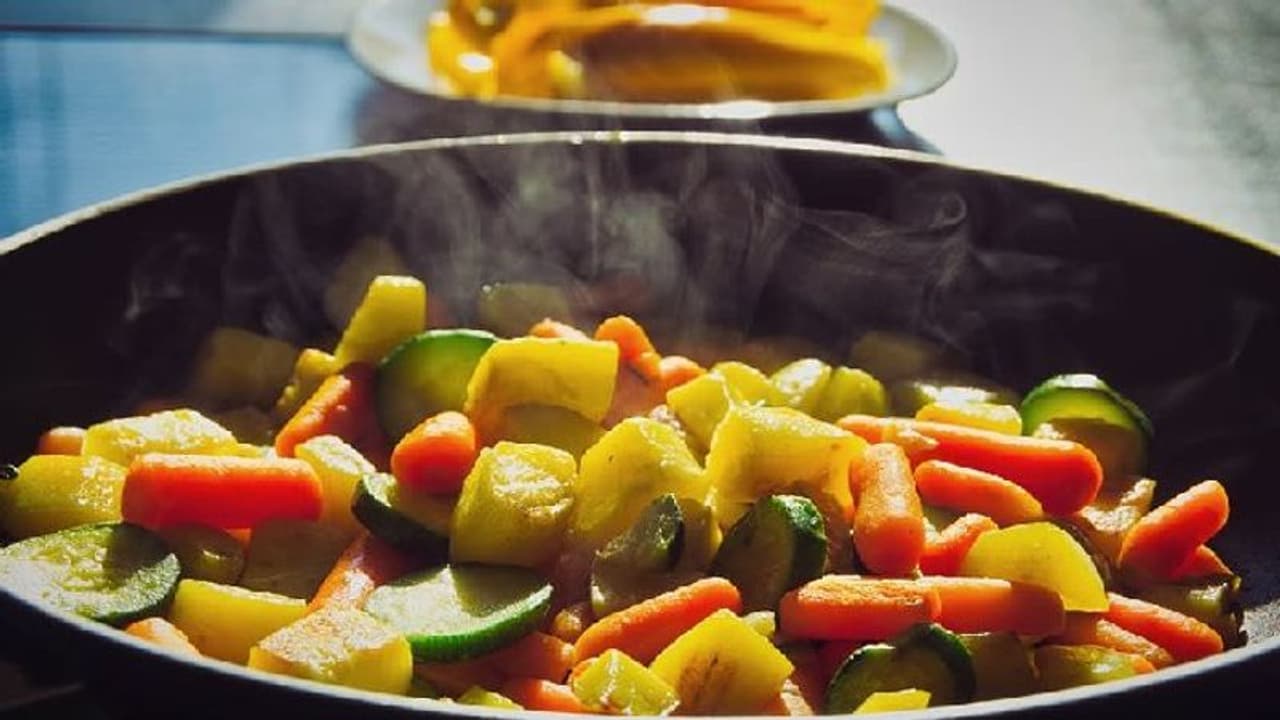 Diet Tips: എപ്പോഴും തളര്‍ച്ചയും തലവേദനയും; ഭക്ഷണത്തില്‍ ശ്രദ്ധിക്കേണ്ടത്...