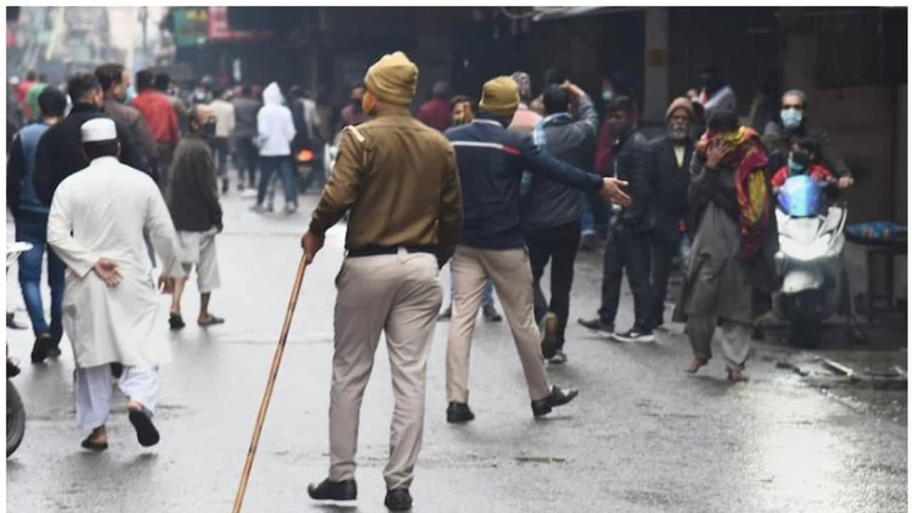 Delhi Covid: ദില്ലിയിൽ സ്വകാര്യ സ്ഥാപനങ്ങളിൽ പൂർണമായും വർക്ക് ഫ്രം ഹോം; ഹോട്ടലുകളും ബാറുകളും അടച്ചിടും Delhi Covid: ദില്ലിയിൽ സ്വകാര്യ സ്ഥാപനങ്ങളിൽ പൂർണമായും വർക്ക് ഫ്രം ഹോം; ഹോട്ടലുകളും ബാറുകളും അടച്ചിടും