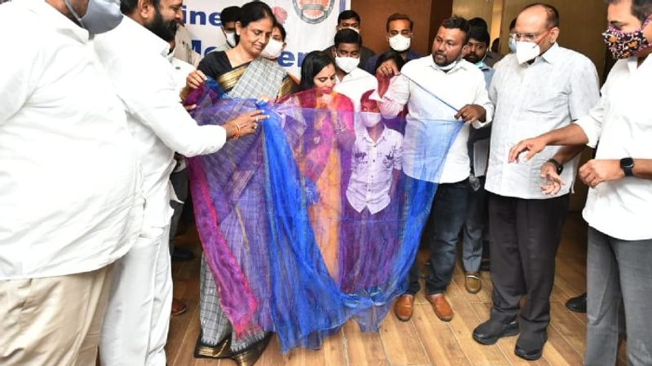 দেশলাই বাক্সে ধরে যাবে এমন শাড়ি বুনে তাক লাগালেন শিল্পি, জেনে নিন শাড়ির দাম দেশলাই বাক্সে ধরে যাবে এমন শাড়ি বুনে তাক লাগালেন শিল্পি, জেনে নিন শাড়ির দাম