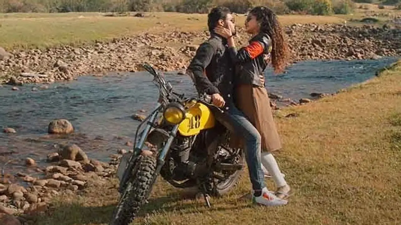 Rowdy Boys : பிரபல தயாரிப்பாளரின் மகனுக்கு லிப்கிஸ் கொடுத்த தனுஷ் பட ஹீரோயின் தீயாய் பரவும் போட்டோ Rowdy Boys : பிரபல தயாரிப்பாளரின் மகனுக்கு லிப்கிஸ் கொடுத்த தனுஷ் பட ஹீரோயின் தீயாய் பரவும் போட்டோ