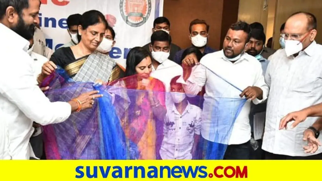 Saree In Match Box: ಬೆಂಕಿ ಪೊಟ್ಟಣದಲ್ಲಿ ಮಡಚಿ ಇಡಬಹುದಾದ ಸುಂದರ ಸೀರೆ ನೇಯ್ದ ತೆಲಂಗಾಣದ ನೇಕಾರ!