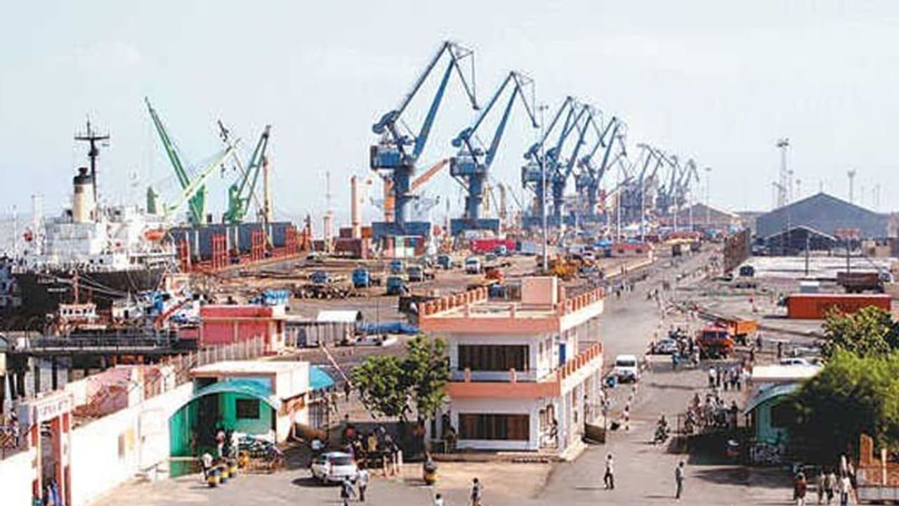 Covid 19 महामारी के कारण आई अंतरराष्ट्रीय अड़चनों के बावजूद दीनदयाल पोर्ट ने किया 100 MMT आयात निर्यात Covid 19 महामारी के कारण आई अंतरराष्ट्रीय अड़चनों के बावजूद दीनदयाल पोर्ट ने किया 100 MMT आयात निर्यात