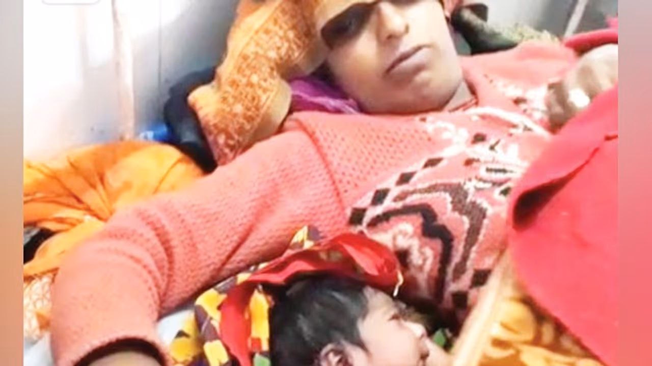 दर्द से कराहती रही महिला ने मूंगफली के ठेले पर दिया बच्ची को जन्म, देखिए राजस्थान सरकार के दावों खुलती पोल दर्द से कराहती रही महिला ने मूंगफली के ठेले पर दिया बच्ची को जन्म, देखिए राजस्थान सरकार के दावों खुलती पोल