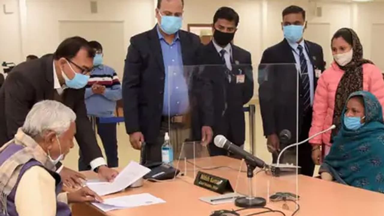 बिहार में कोरोना से एक दिन में हुईं मौत के आंकड़ों ने डराया, CM नीतीश भी संक्रमित..रोके नहीं रुक रही तीसरी लहर