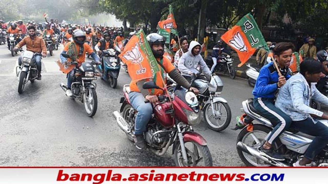 ফের বেকায়দায় বিজেপি, বীরভূমে একযোগে দল ছাড়লেন ৩০ পদ্ম নেতা, স্বাগত জানাচ্ছে তৃণমূল ফের বেকায়দায় বিজেপি, বীরভূমে একযোগে দল ছাড়লেন ৩০ পদ্ম নেতা, স্বাগত জানাচ্ছে তৃণমূল