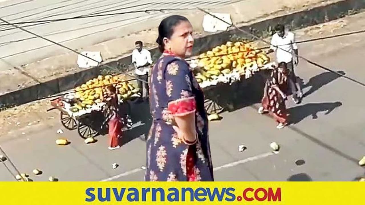 ಗುಬ್ಬಿ ಮೇಲೆ ಬ್ರಹ್ಮಾಸ್ತ್ರ... ಬಡ ವ್ಯಾಪಾರಿಯ ಮೇಲೆ ಮಹಿಳೆಯ ದೌರ್ಜನ್ಯ... ವಿಡಿಯೋ ವೈರಲ್ ಗುಬ್ಬಿ ಮೇಲೆ ಬ್ರಹ್ಮಾಸ್ತ್ರ... ಬಡ ವ್ಯಾಪಾರಿಯ ಮೇಲೆ ಮಹಿಳೆಯ ದೌರ್ಜನ್ಯ... ವಿಡಿಯೋ ವೈರಲ್