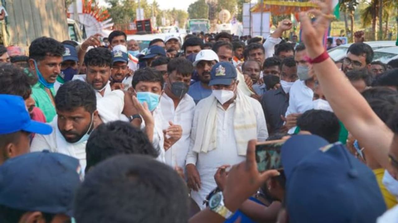 Congress Padayatra ಪಾದಯಾತ್ರಗೆ ಬ್ರೇಕ್ ಬೀಳುತ್ತಾ? ಅರ್ಧಕ್ಕೆ ನಿಲ್ಲಿಸುತ್ತಾ ಕಾಂಗ್ರೆಸ್? Congress Padayatra ಪಾದಯಾತ್ರಗೆ ಬ್ರೇಕ್ ಬೀಳುತ್ತಾ? ಅರ್ಧಕ್ಕೆ ನಿಲ್ಲಿಸುತ್ತಾ ಕಾಂಗ್ರೆಸ್?