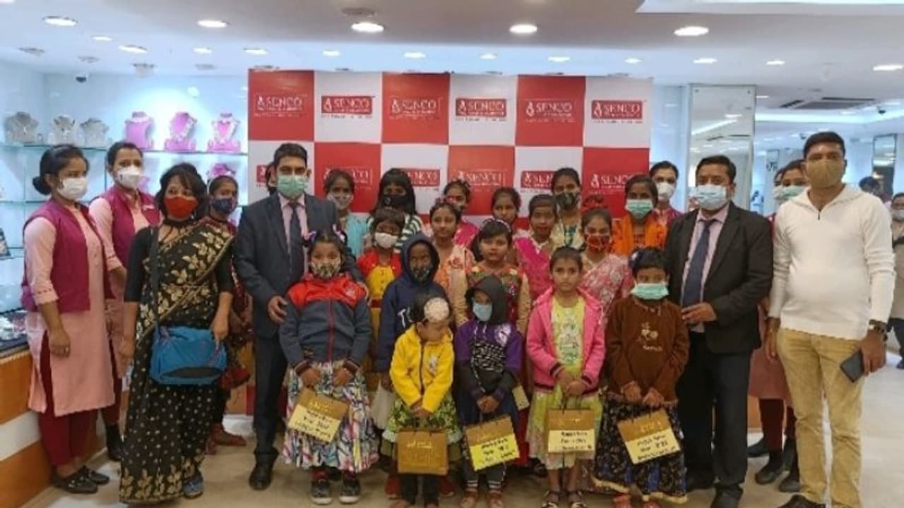 নতুন বছরে দুঃস্থ শিশুদের জীবন আলোকোজ্জ্বল করে তুললো শহরের এই স্বনামধন্য জুয়েলারী রিটেল চেন নতুন বছরে দুঃস্থ শিশুদের জীবন আলোকোজ্জ্বল করে তুললো শহরের এই স্বনামধন্য জুয়েলারী রিটেল চেন