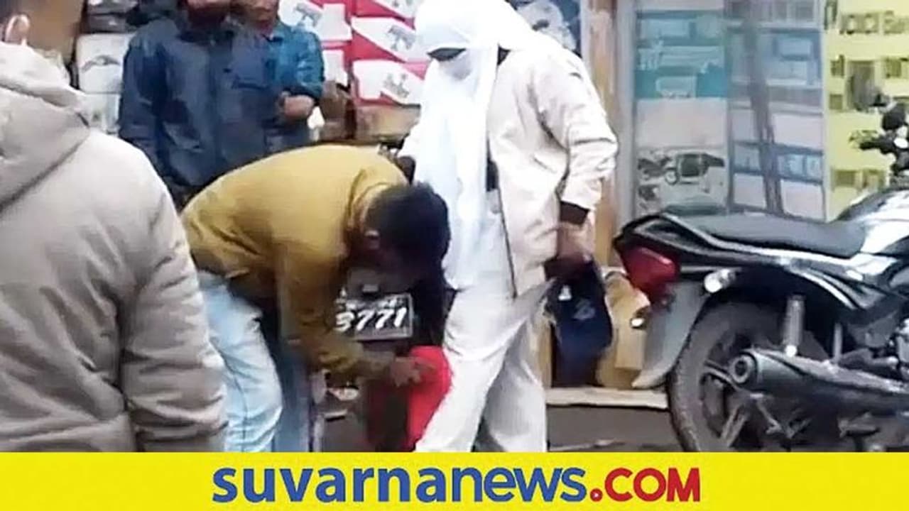 ಯುವಕನ ಕೈಯಿಂದ ಪ್ಯಾಂಟ್ ಸ್ವಚ್ಛಗೊಳಿಸಿಕೊಂಡ ಮಹಿಳಾ ಪೊಲೀಸ್... ವಿಡಿಯೋ ವೈರಲ್ ಯುವಕನ ಕೈಯಿಂದ ಪ್ಯಾಂಟ್ ಸ್ವಚ್ಛಗೊಳಿಸಿಕೊಂಡ ಮಹಿಳಾ ಪೊಲೀಸ್... ವಿಡಿಯೋ ವೈರಲ್