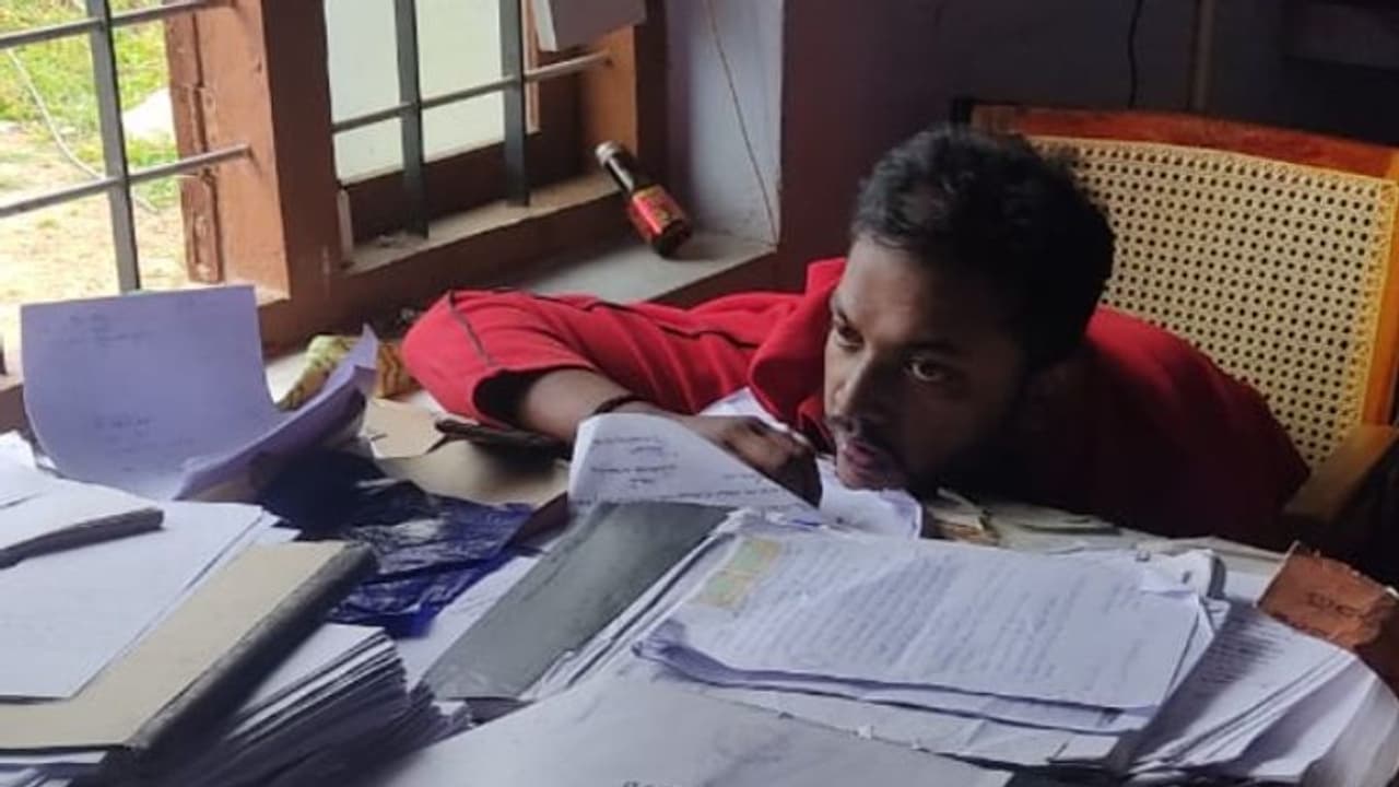 വില്ലേജ് ഓഫീസില്‍ മദ്യ ലഹരിയിൽ ഉദ്യോഗസ്ഥനും ഇടനിലക്കാരനും; കൈയോടെ പിടികുടി നാട്ടുകാര്‍