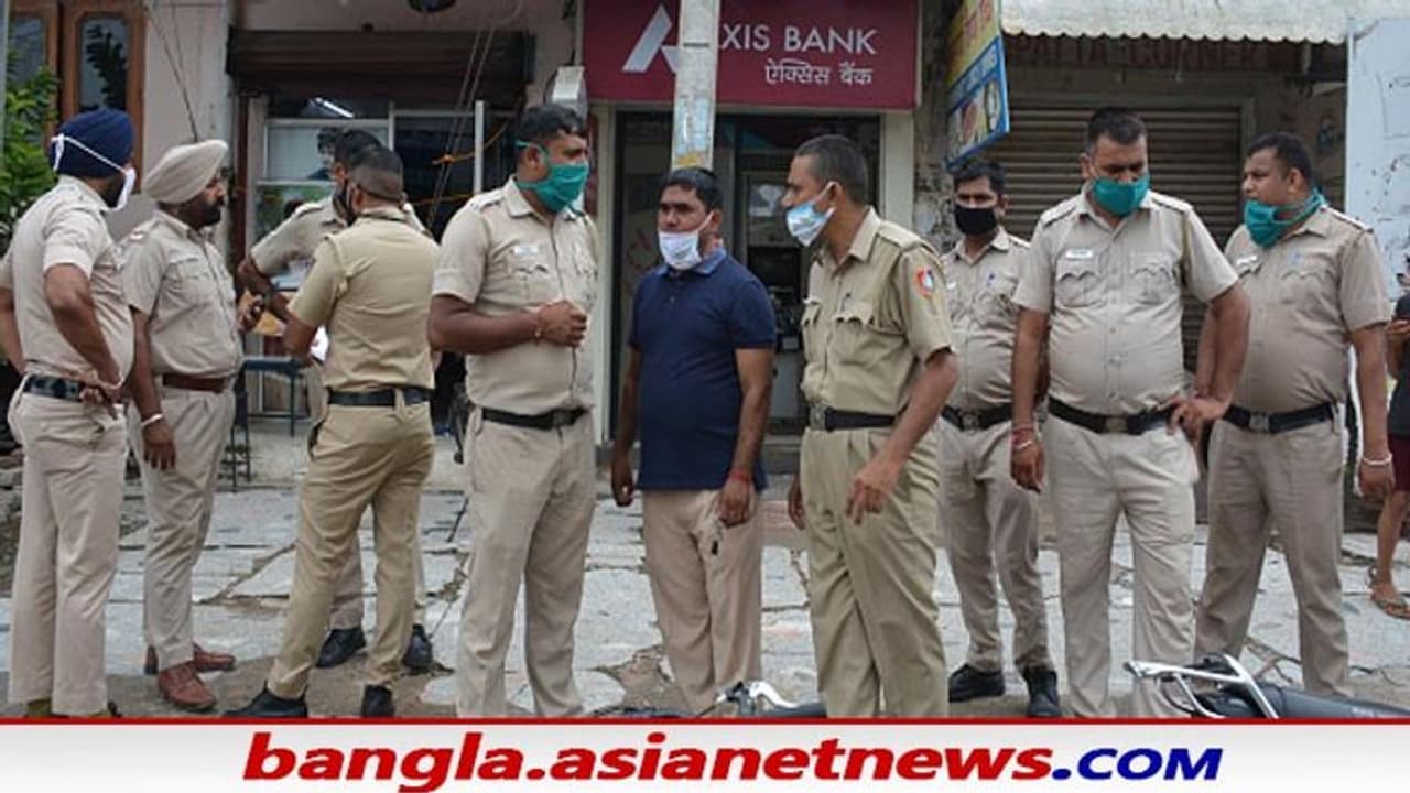 বাড়ির অমতে বিয়ে, বনগাঁয় মেয়ের মাথায় ধারাল অস্ত্রের কোপ বাবার, রেহাই পেলেন না জামাইও বাড়ির অমতে বিয়ে, বনগাঁয় মেয়ের মাথায় ধারাল অস্ত্রের কোপ বাবার, রেহাই পেলেন না জামাইও