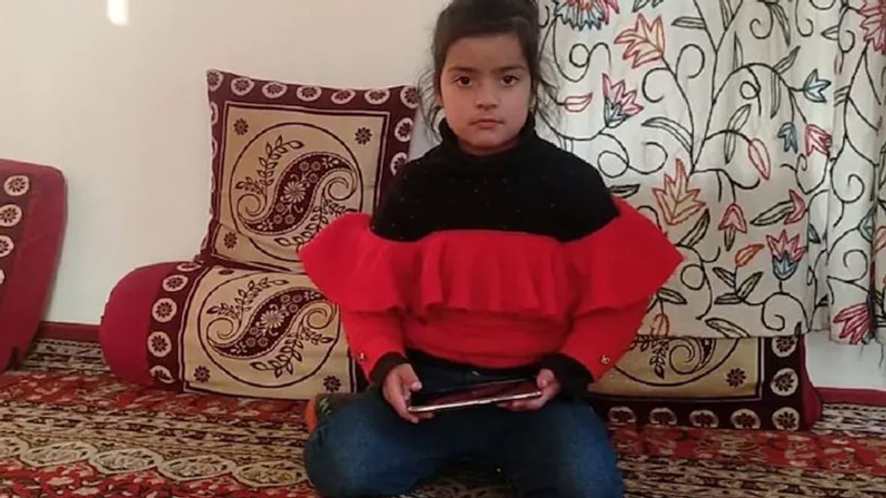 कौन है 5 साल की हाफीजा, जिसने रिपोर्टर बनकर खोल दी प्रशासन की पोल वीडियो वायरल कौन है 5 साल की हाफीजा, जिसने रिपोर्टर बनकर खोल दी प्रशासन की पोल वीडियो वायरल