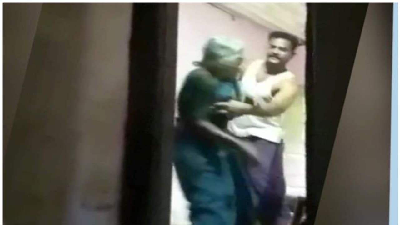 മദ്യലഹരിയിൽ വൃദ്ധ മാതാവിനെ നിലത്തിട്ട് ചവിട്ടി, സൈനികനായ മകന് കസ്റ്റഡിയില്; നടുക്കുന്ന ദൃശ്യങ്ങള് പുറത്ത് മദ്യലഹരിയിൽ വൃദ്ധ മാതാവിനെ നിലത്തിട്ട് ചവിട്ടി, സൈനികനായ മകന് കസ്റ്റഡിയില്; നടുക്കുന്ന ദൃശ്യങ്ങള് പുറത്ത്