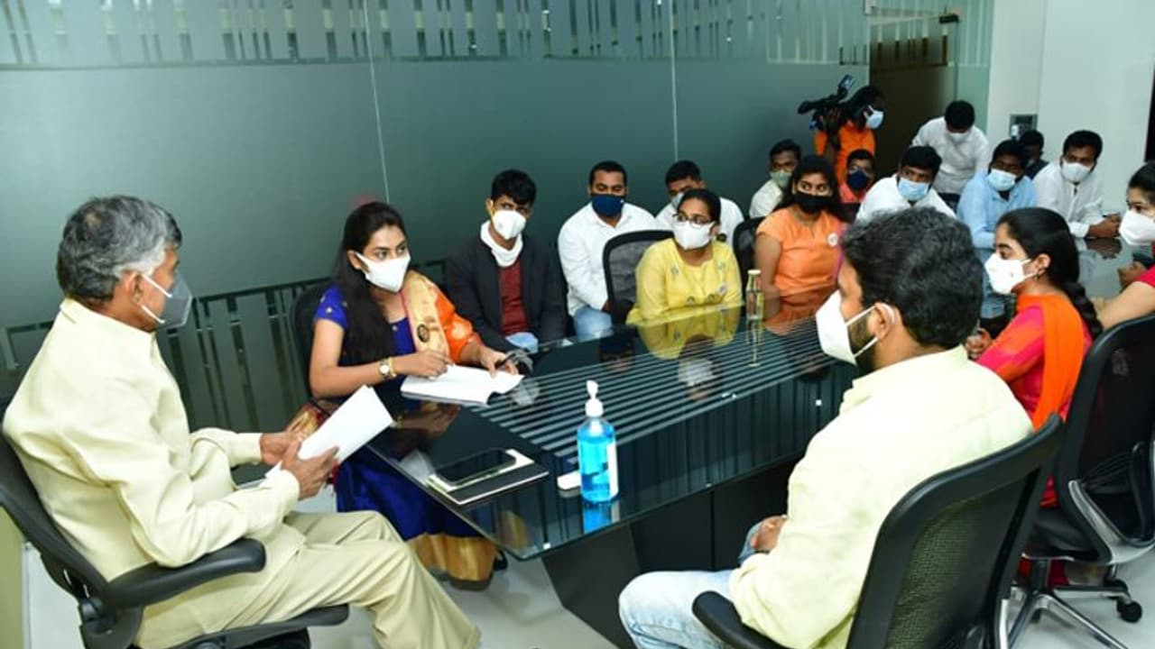 ఎలాంటి బ్యాక్గ్రౌండ్ లేదు.. స్టూడెంట్ లీడర్గానే ఈ స్థాయికి : విద్యార్ధులతో చంద్రబాబు ఎలాంటి బ్యాక్గ్రౌండ్ లేదు.. స్టూడెంట్ లీడర్గానే ఈ స్థాయికి : విద్యార్ధులతో చంద్రబాబు