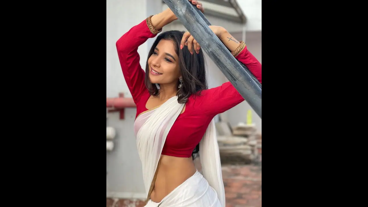Sakshi Agarwal Hot: இடுப்பு தெரிய மெல்லிய சேலையில் சாக்ஷி அகர்வால் போட்ட குத்தாட்டம்...வைரல் வீடியோ..!
