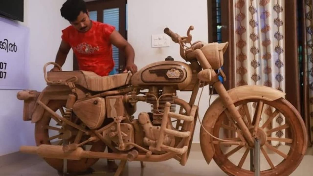 നിലമ്പൂർ തേക്കിൽ ബുള്ളറ്റ് റെഡി: ഒപ്പം ഇന്ത്യ ബുക്ക് ഓഫ് റെക്കോർഡും നിലമ്പൂർ തേക്കിൽ ബുള്ളറ്റ് റെഡി: ഒപ്പം ഇന്ത്യ ബുക്ക് ഓഫ് റെക്കോർഡും