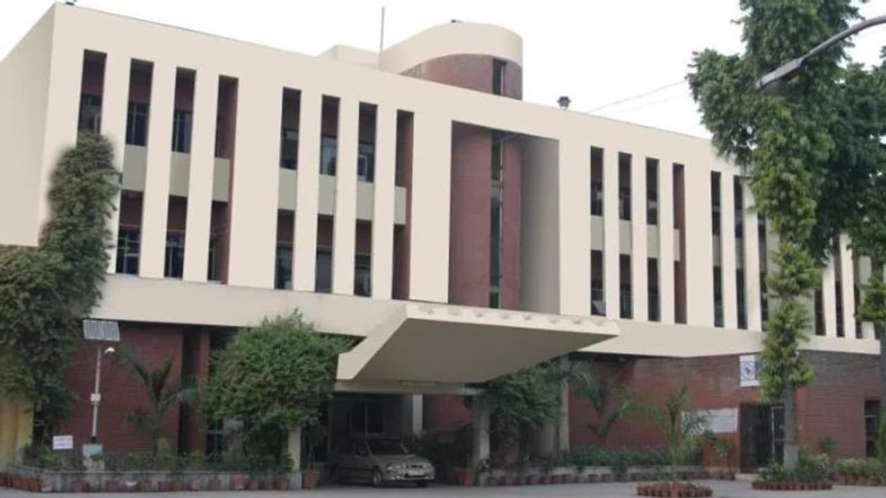 PSU Privatisation : സഡൻ ബ്രേക്കിട്ട് കേന്ദ്രം: പൊതുമേഖലാ സ്ഥാപനത്തെ വിൽക്കാനുള്ള നടപടികൾ നിർത്തിവെച്ചു PSU Privatisation : സഡൻ ബ്രേക്കിട്ട് കേന്ദ്രം: പൊതുമേഖലാ സ്ഥാപനത്തെ വിൽക്കാനുള്ള നടപടികൾ നിർത്തിവെച്ചു