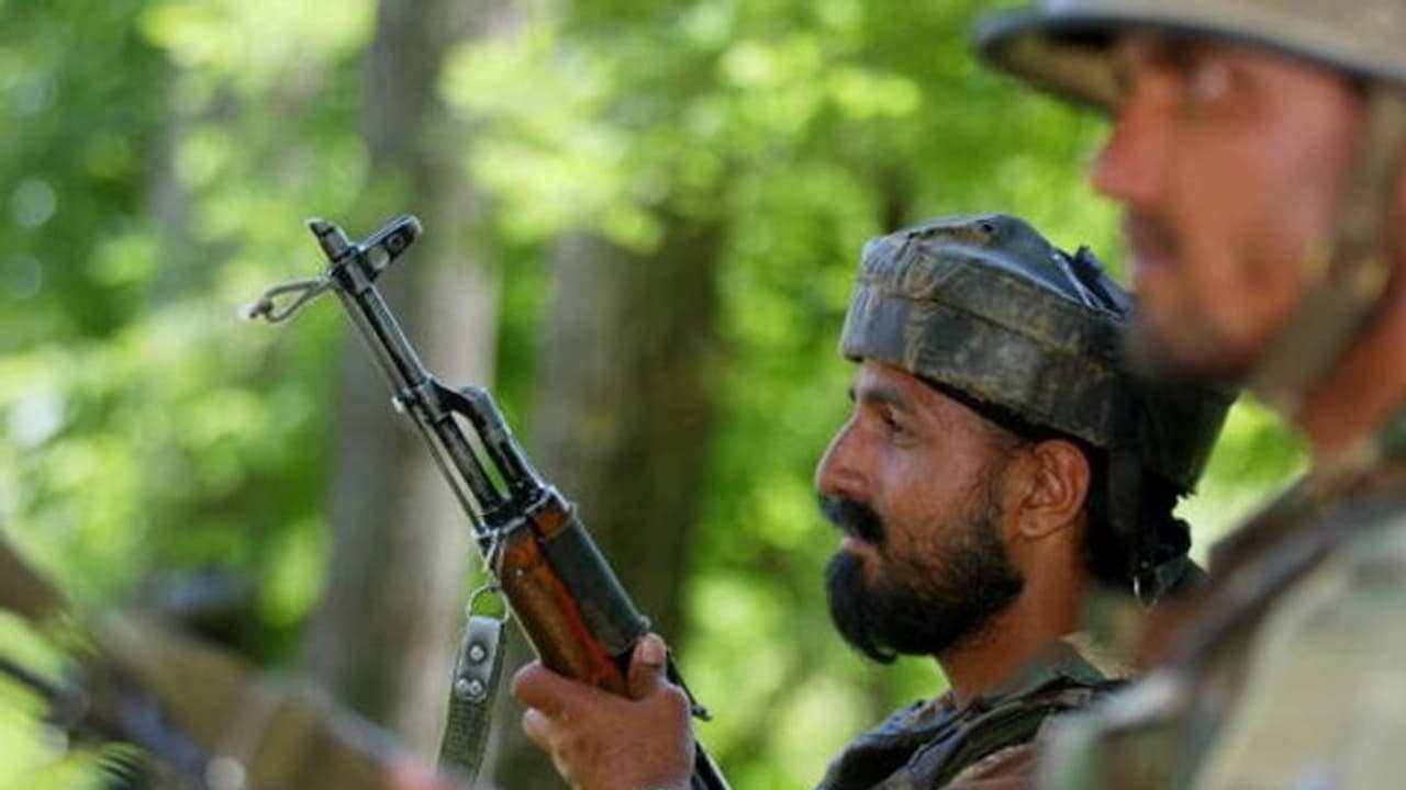 കശ്മീരിൽ നിരവധി കേസുകളിൽ പ്രതികളായ രണ്ട് ഭീകരരെ വധിച്ച് സൈന്യം കശ്മീരിൽ നിരവധി കേസുകളിൽ പ്രതികളായ രണ്ട് ഭീകരരെ വധിച്ച് സൈന്യം