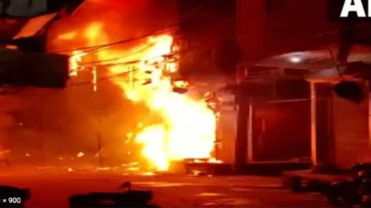 പത്ത് ലക്ഷം ലോൺ ചോദിച്ചു കൊടുക്കാത്ത ബങ്കിന് യുവാവ് തീയിട്ടു, 12 ലക്ഷം രൂപയുടെ നഷ്ടം പത്ത് ലക്ഷം ലോൺ ചോദിച്ചു കൊടുക്കാത്ത ബങ്കിന് യുവാവ് തീയിട്ടു, 12 ലക്ഷം രൂപയുടെ നഷ്ടം