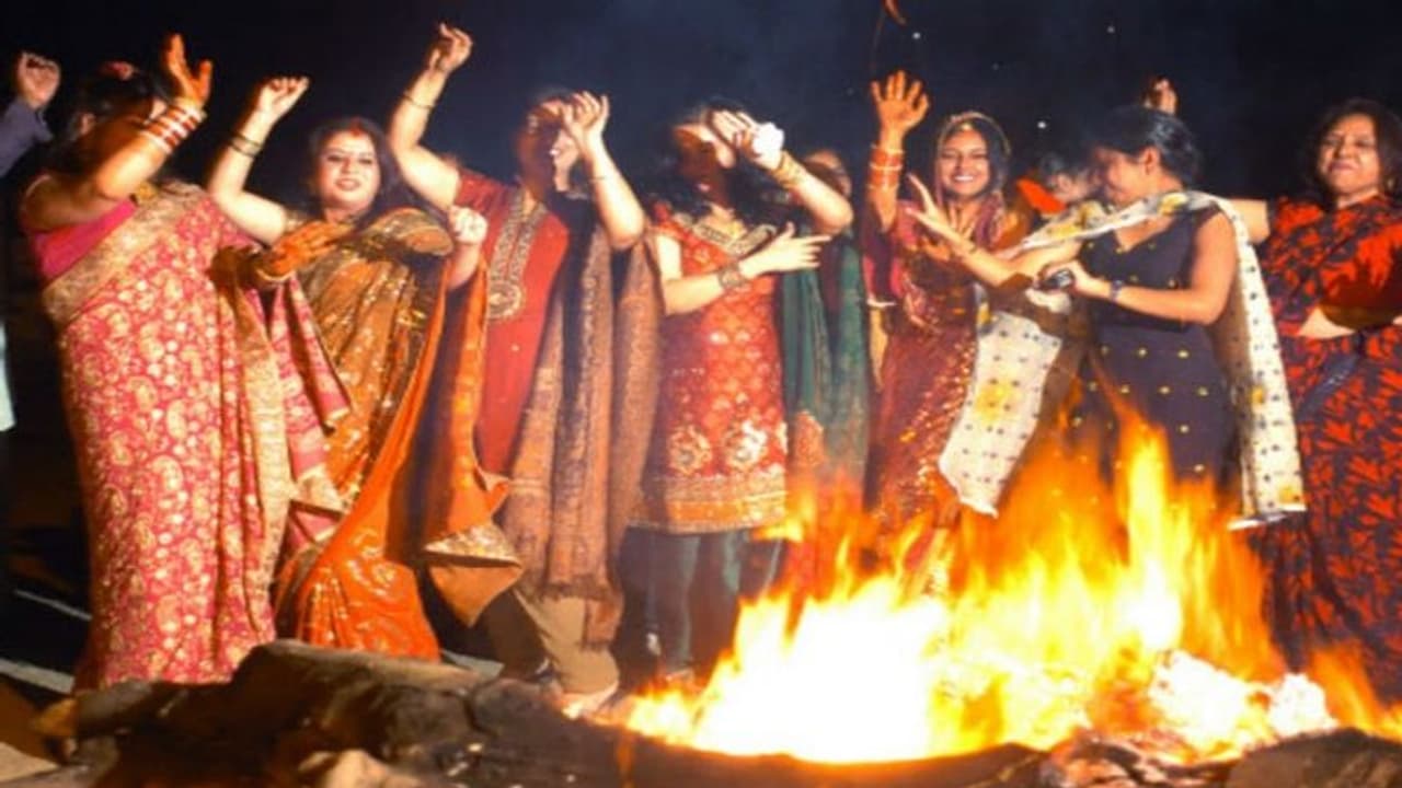 Lohri 2022: जानें क्यों मनाया जाता है लोहड़ी त्योहार, अलाव जलाने के पीछे है यह वजह Lohri 2022: जानें क्यों मनाया जाता है लोहड़ी त्योहार, अलाव जलाने के पीछे है यह वजह