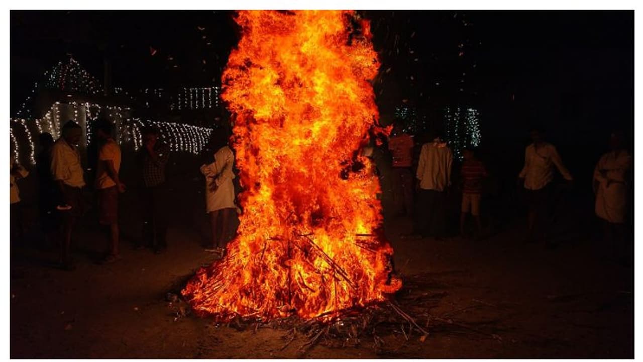 అంబేద్కర్ కోనసీమ : సంక్రాంతి వేడుకల్లో అపశృతి.. భోగి మంటలు అంటుకుని విద్యార్ధులకు గాయాలు అంబేద్కర్ కోనసీమ : సంక్రాంతి వేడుకల్లో అపశృతి.. భోగి మంటలు అంటుకుని విద్యార్ధులకు గాయాలు