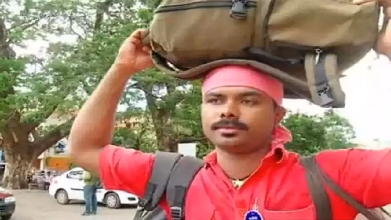 Success Story: रेलवे स्टेशन के फ्री Wi Fi का यूज करके कुली ने पास की IAS की परीक्षा, देखें उनकी सफलता की कहानी