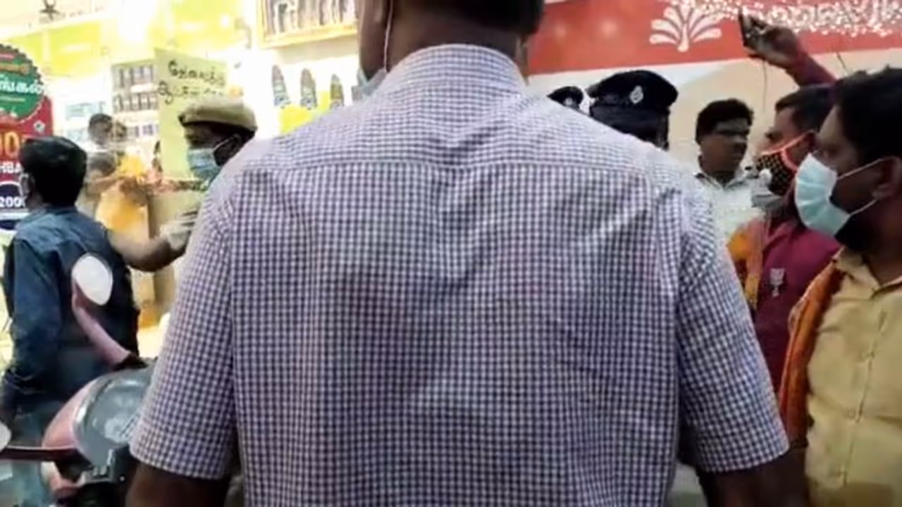 BJP: போலீசை தள்ளிவிட்டு வியாபாரியை தூக்கி போட்டு மிதித்த பாஜகவினர்…! பதற வைக்கும் வீடியோ