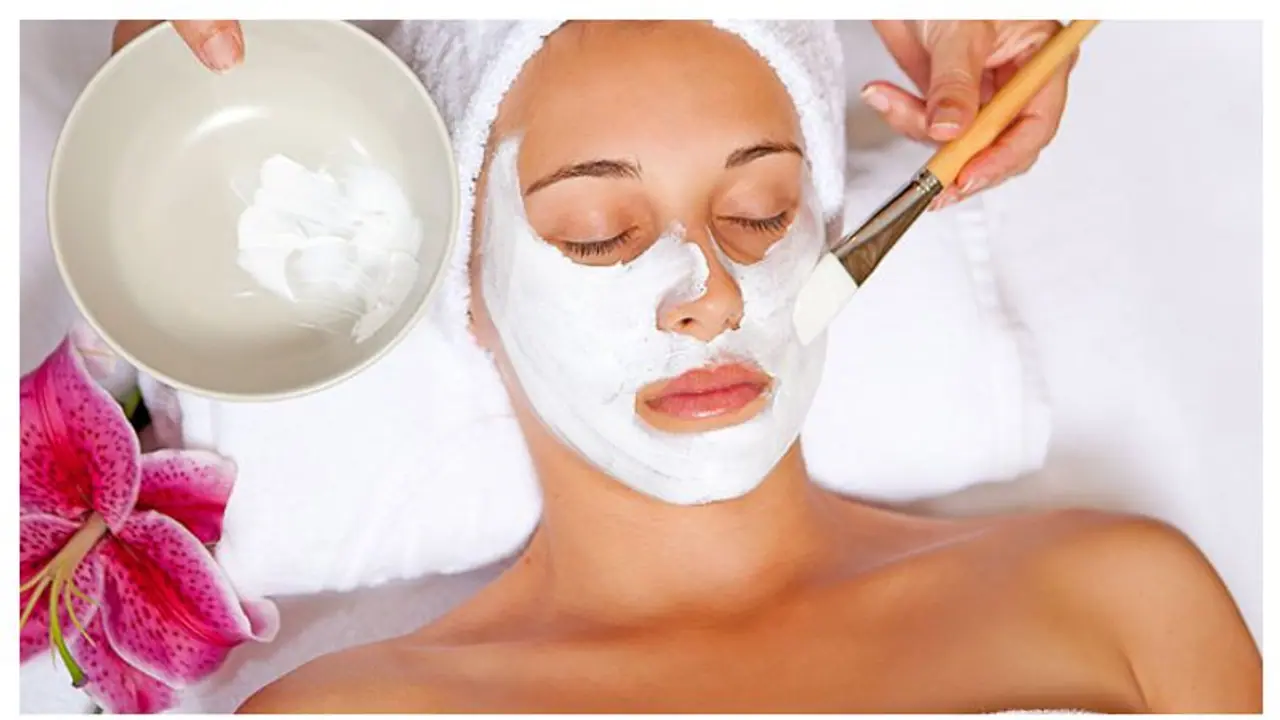 நீங்கள் பியூட்டி பார்லர் போகமாலே...வீட்டிலேயே சரும அழகை மேம்படுத்த உதவும் எளிய பேஸ் பேக்!