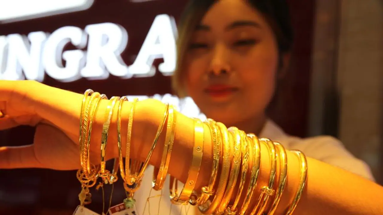 ആശ്വാസത്തിന് ആയുസ്സില്ല; സ്വർണാഭരണ പ്രേമികളുടെ നെഞ്ചിടിപ്പേറ്റി സ്വർണവില മുകളിലേക്ക് ആശ്വാസത്തിന് ആയുസ്സില്ല; സ്വർണാഭരണ പ്രേമികളുടെ നെഞ്ചിടിപ്പേറ്റി സ്വർണവില മുകളിലേക്ക്