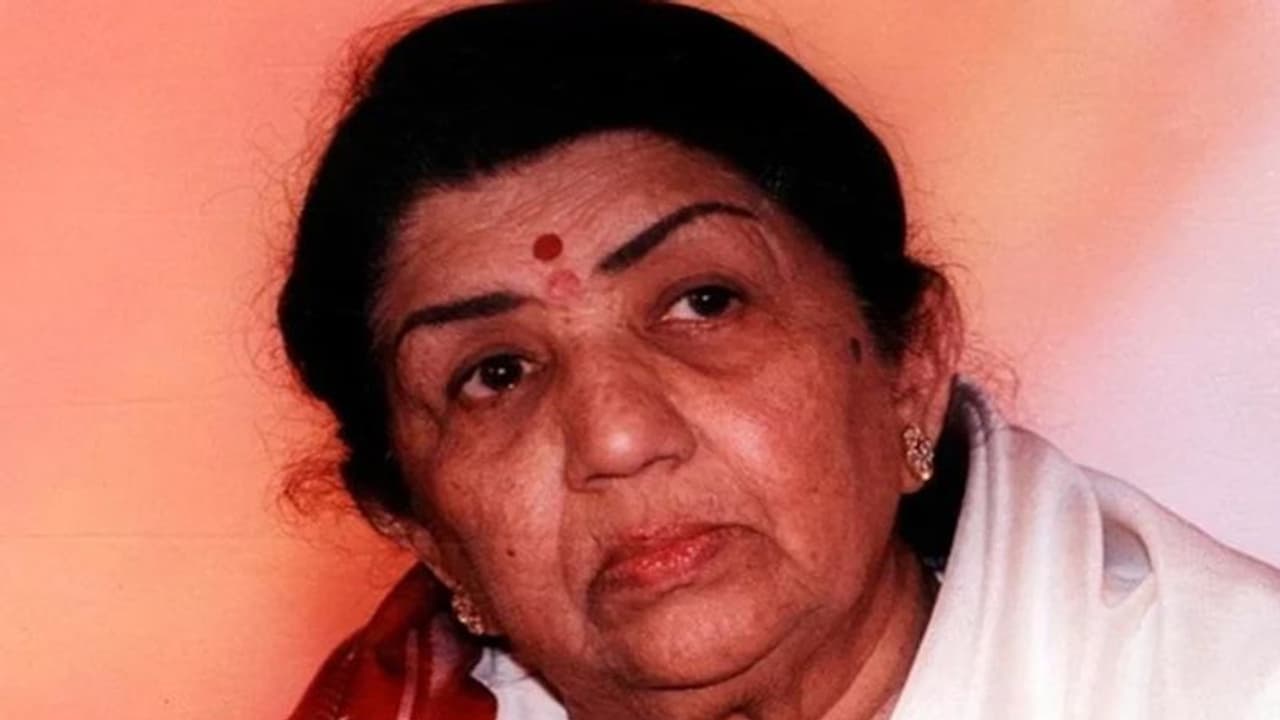 Latha Mangeshkar : ఐసీయూలోనే పోరాడుతున్న లతా మంగేష్కర్..! Latha Mangeshkar : ఐసీయూలోనే పోరాడుతున్న లతా మంగేష్కర్..!