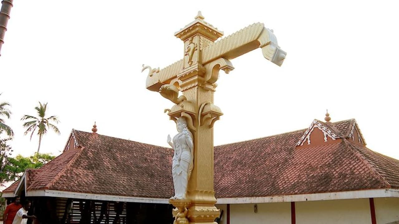 ക്ഷേത്രത്തിലെ മണി സ്തൂപത്തിന് കുരിശിന്റെ രൂപമെന്ന് പരാതി; പണി നിർത്തിവച്ചു, വിവാദം ക്ഷേത്രത്തിലെ മണി സ്തൂപത്തിന് കുരിശിന്റെ രൂപമെന്ന് പരാതി; പണി നിർത്തിവച്ചു, വിവാദം