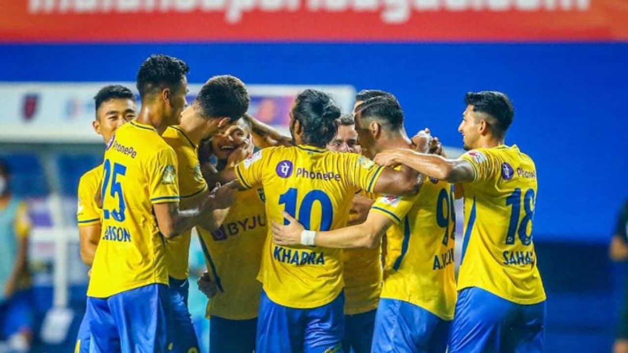 Kerala Blasters : ഇതാണ് ടീം സ്പിരിറ്റ്, സ്നേഹം; വിജയം ബ്ലാസ്റ്റേഴ്സ് സമർപ്പിച്ചതാർക്ക്; ആരും കയ്യടിച്ചുപോകും! Kerala Blasters : ഇതാണ് ടീം സ്പിരിറ്റ്, സ്നേഹം; വിജയം ബ്ലാസ്റ്റേഴ്സ് സമർപ്പിച്ചതാർക്ക്; ആരും കയ്യടിച്ചുപോകും!