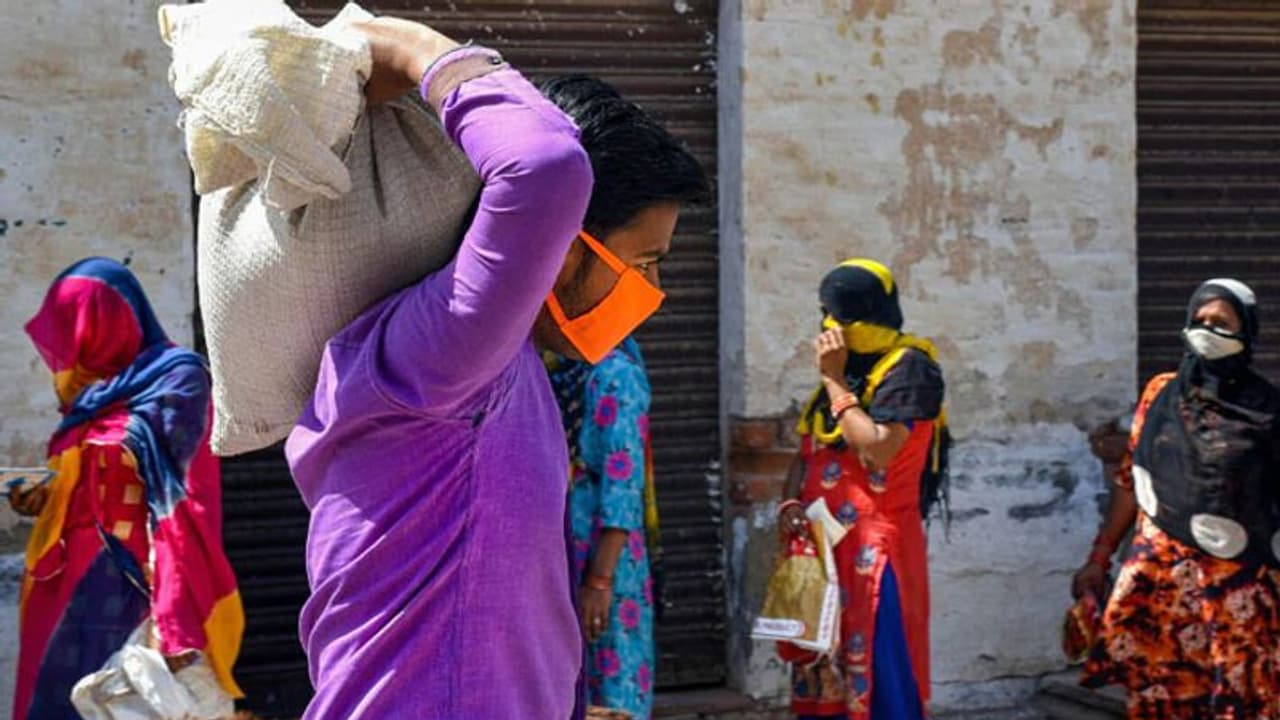 PM GKAY:गरीबों को अनाज बांटने में 12 राज्य 98 से 100% तक सफल, 5th फेज में 19.76 लाख मीट्रिक टन का वितरण